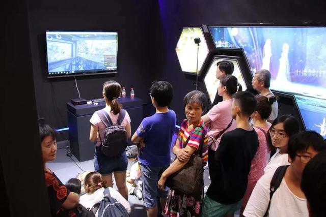 VR体验"无所不能"  境宇文化亮相2018上海科博会